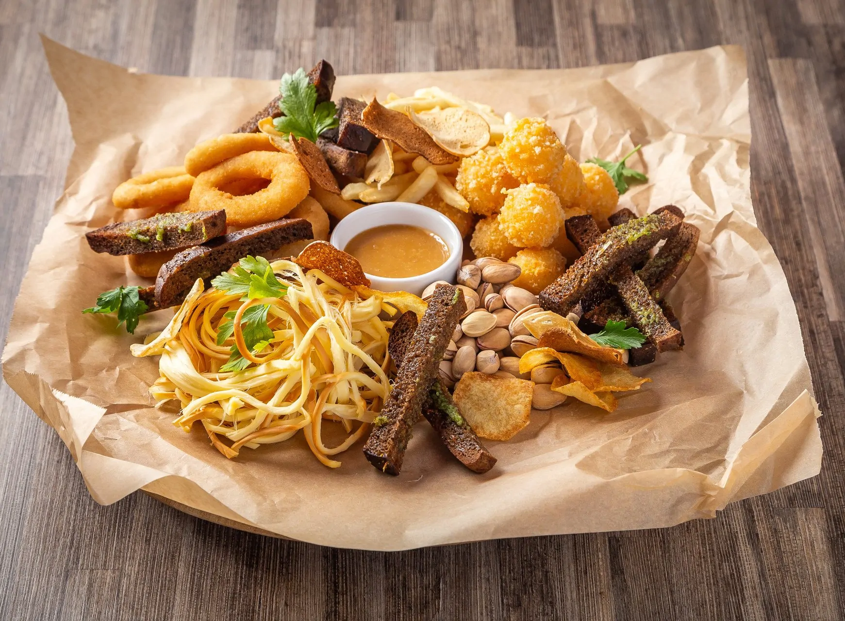 Набор №1 к пиву — солёные гренки с чесночным соусом