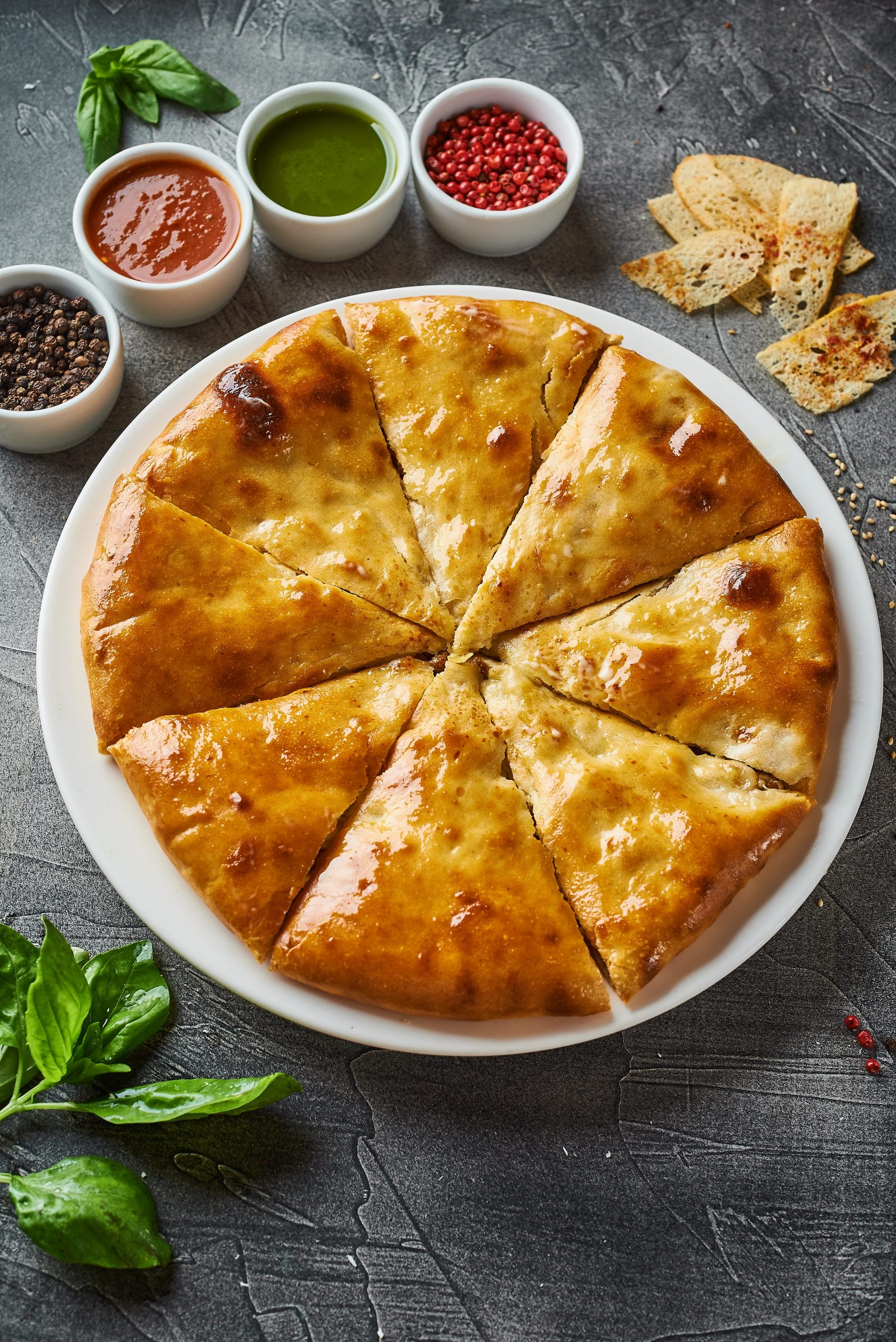 Хачапури по‑мегрельски — сырная лепёшка с сулугуни