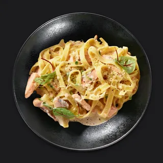 Феттучини с лососем — сливочный соус, рыба и пармезан