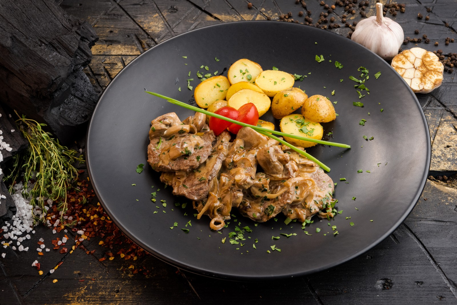 Бефстроганов — нежные полоски говядины в сливочно-грибном соусе